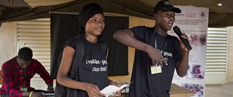 Deux jeunes pair-éducateurs.rices qui s'adressent à un public